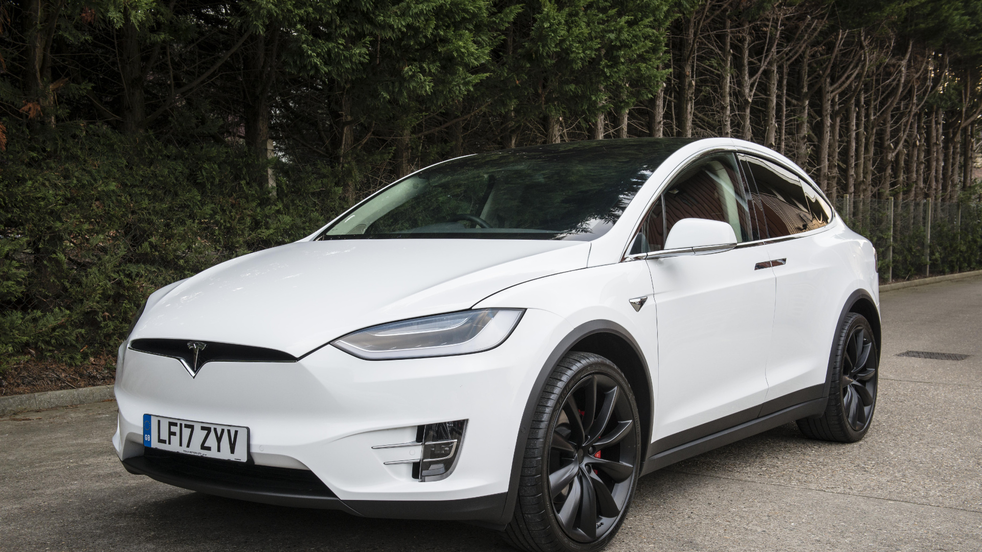 BMW M 3 Coupé Blanco Estacionado Sobre Pavimento de Hormigón Gris Durante el Día. Wallpaper in 1920x1080 Resolution