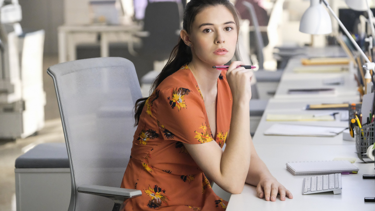Mujer en Vestido Floral Naranja y Amarillo Sentado en Una Silla. Wallpaper in 1280x720 Resolution