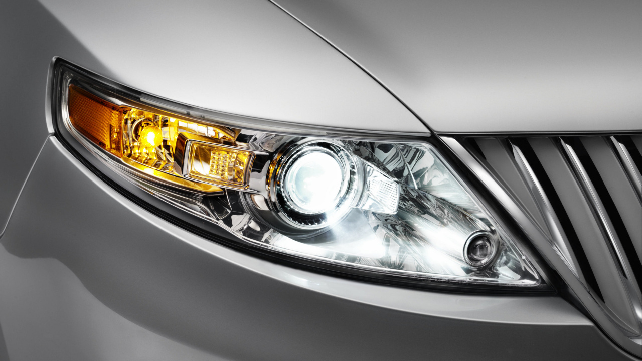 Silbernes Auto Mit Gelbem Licht. Wallpaper in 1280x720 Resolution