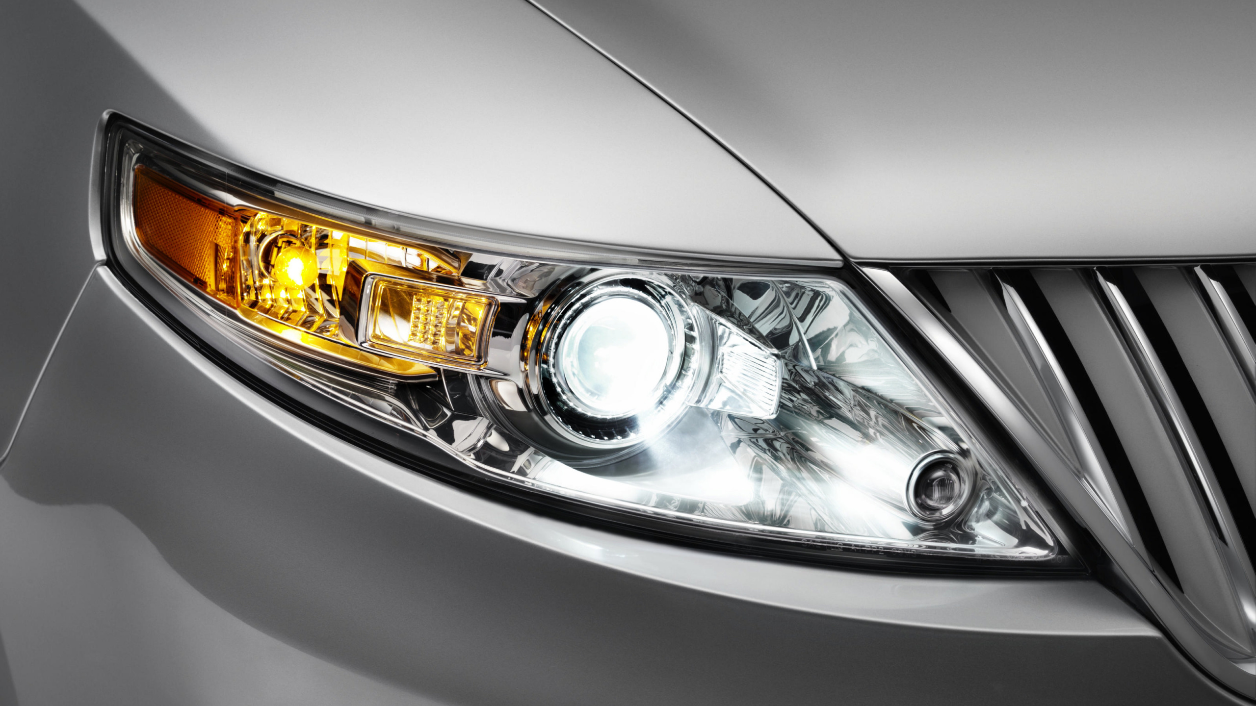 Silver Car With Yellow Light. Wallpaper in 2560x1440 Resolution