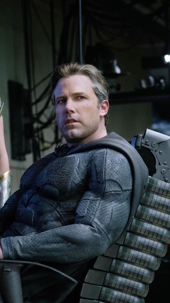 Hombre en Chaqueta de Mezclilla Azul Sentado Junto a Una Mujer en Vestido Negro y Gris. Wallpaper in 720x1280 Resolution