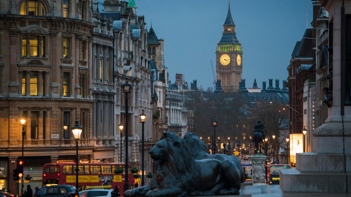 Personnes Marchant Près D'un Bâtiment en Béton Gris Pendant la Journée. Wallpaper in 1366x768 Resolution