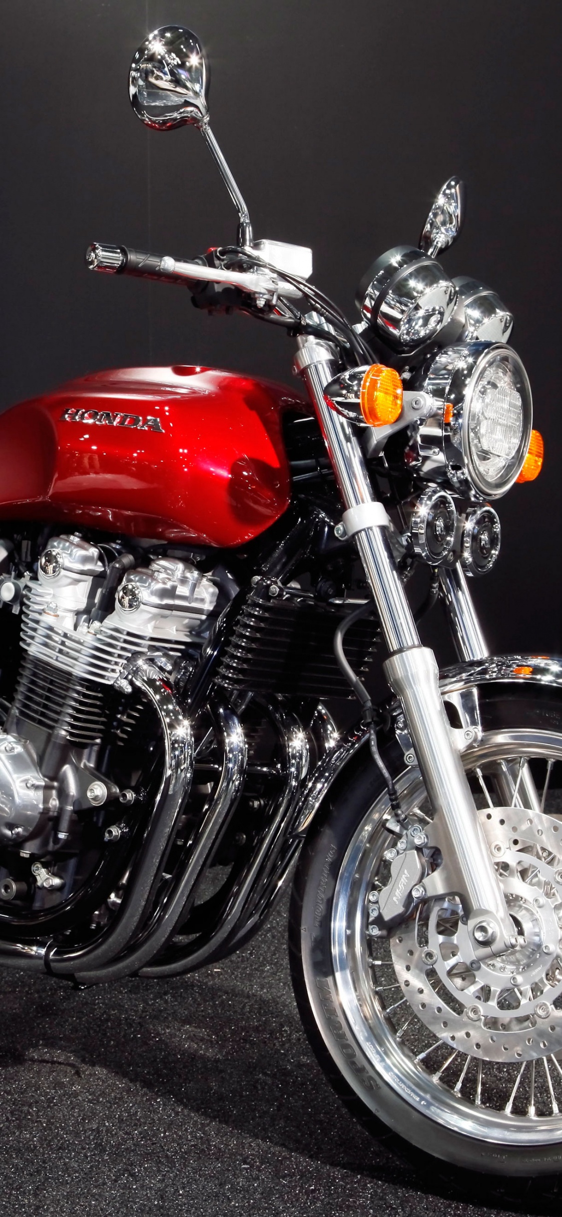 Moto Cruiser Rouge et Argent. Wallpaper in 1125x2436 Resolution