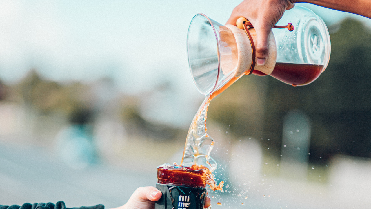Personne Versant de L'eau Sur Une Tasse en Céramique Rouge. Wallpaper in 1280x720 Resolution