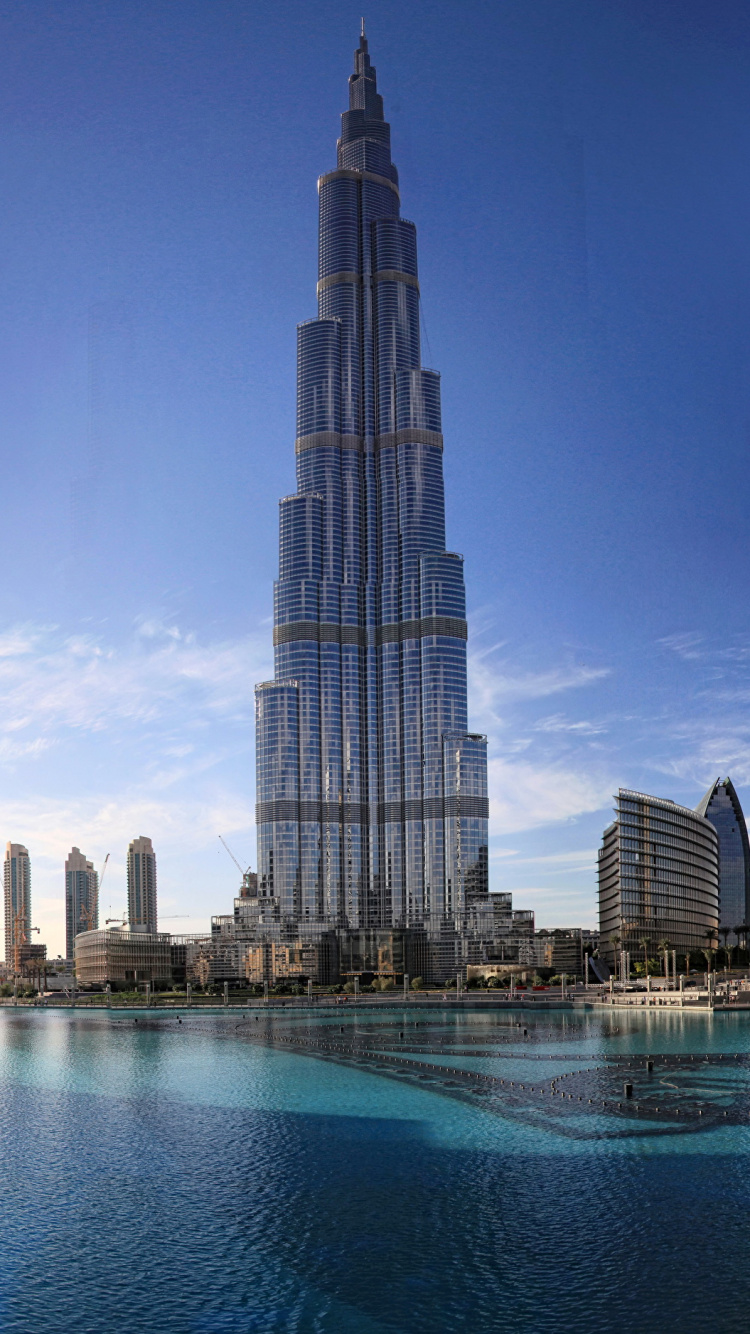 Horizonte de la Ciudad a Través Del Cuerpo de Agua Durante el Día.. Wallpaper in 750x1334 Resolution