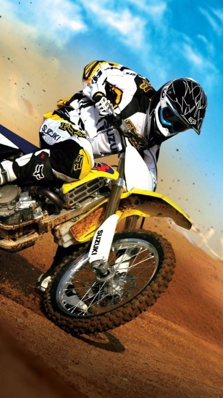 Homme en Noir et Blanc Casque de Motocross Riding Motocross Dirt Bike. Wallpaper in 750x1334 Resolution