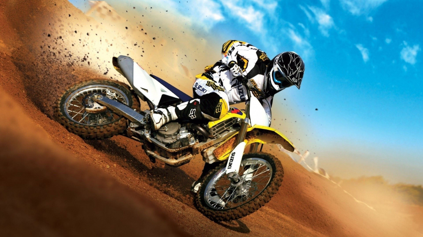 Hombre en Blanco y Negro Casco de Motocross Montando Motocross Dirt Bike. Wallpaper in 1366x768 Resolution