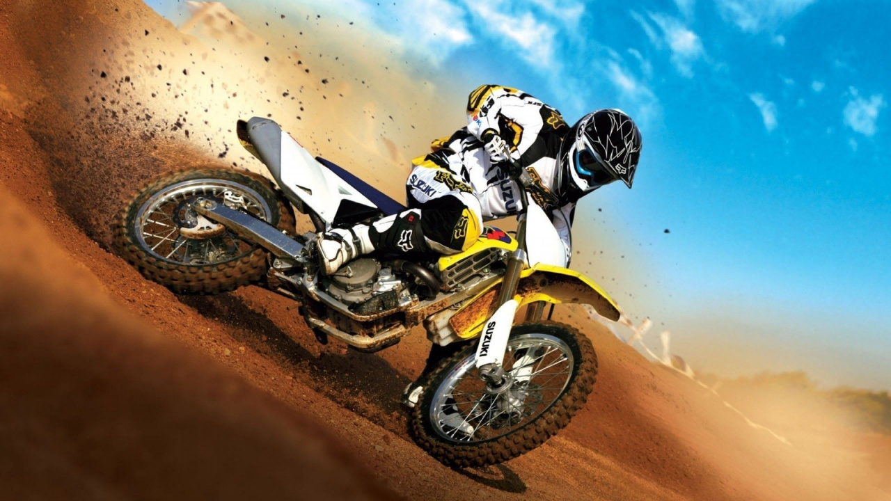 Mann im Schwarzen Und Weißen Motocross-Helm, Der Motocross-Dirt-Bike Fährt. Wallpaper in 1280x720 Resolution