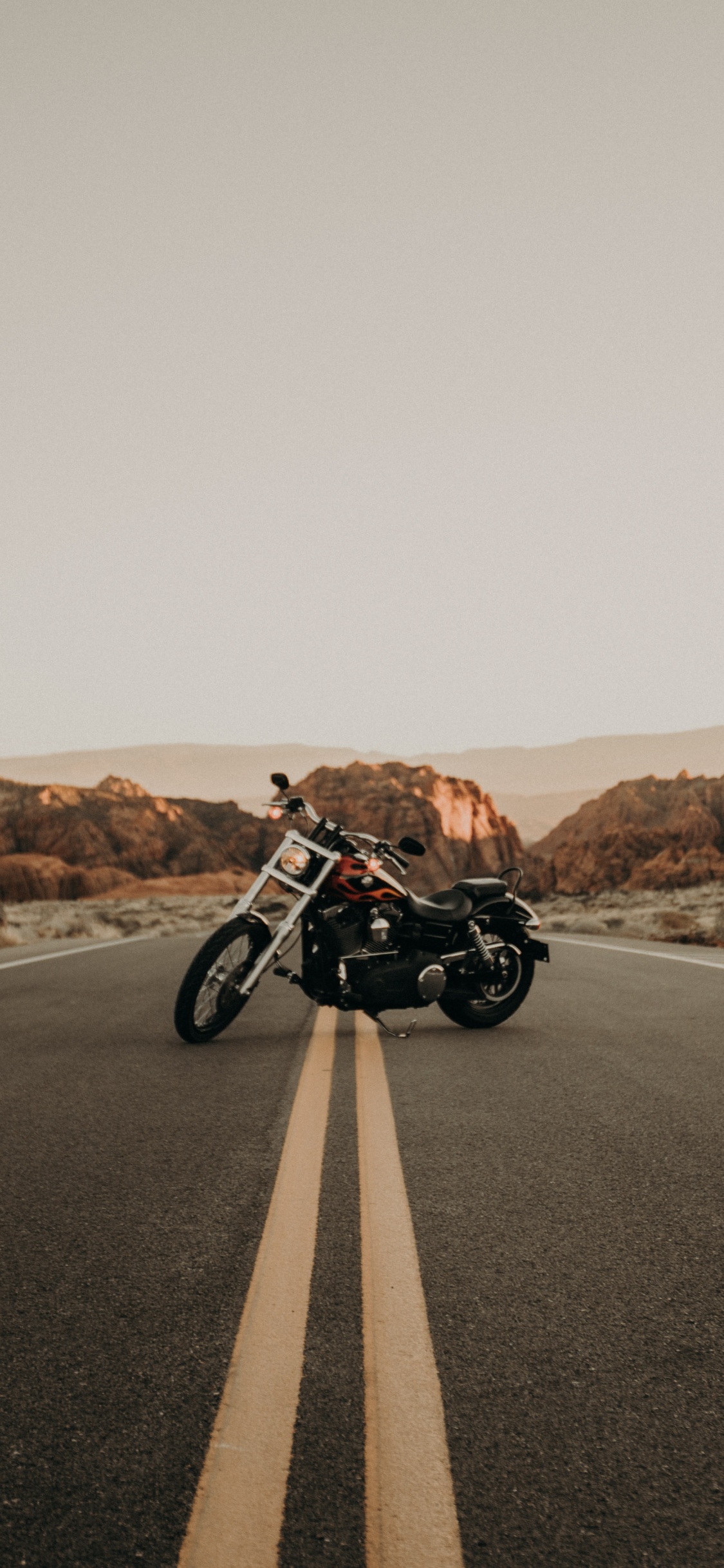 Motocicleta en Blanco y Negro en la Carretera Durante el Día. Wallpaper in 1125x2436 Resolution
