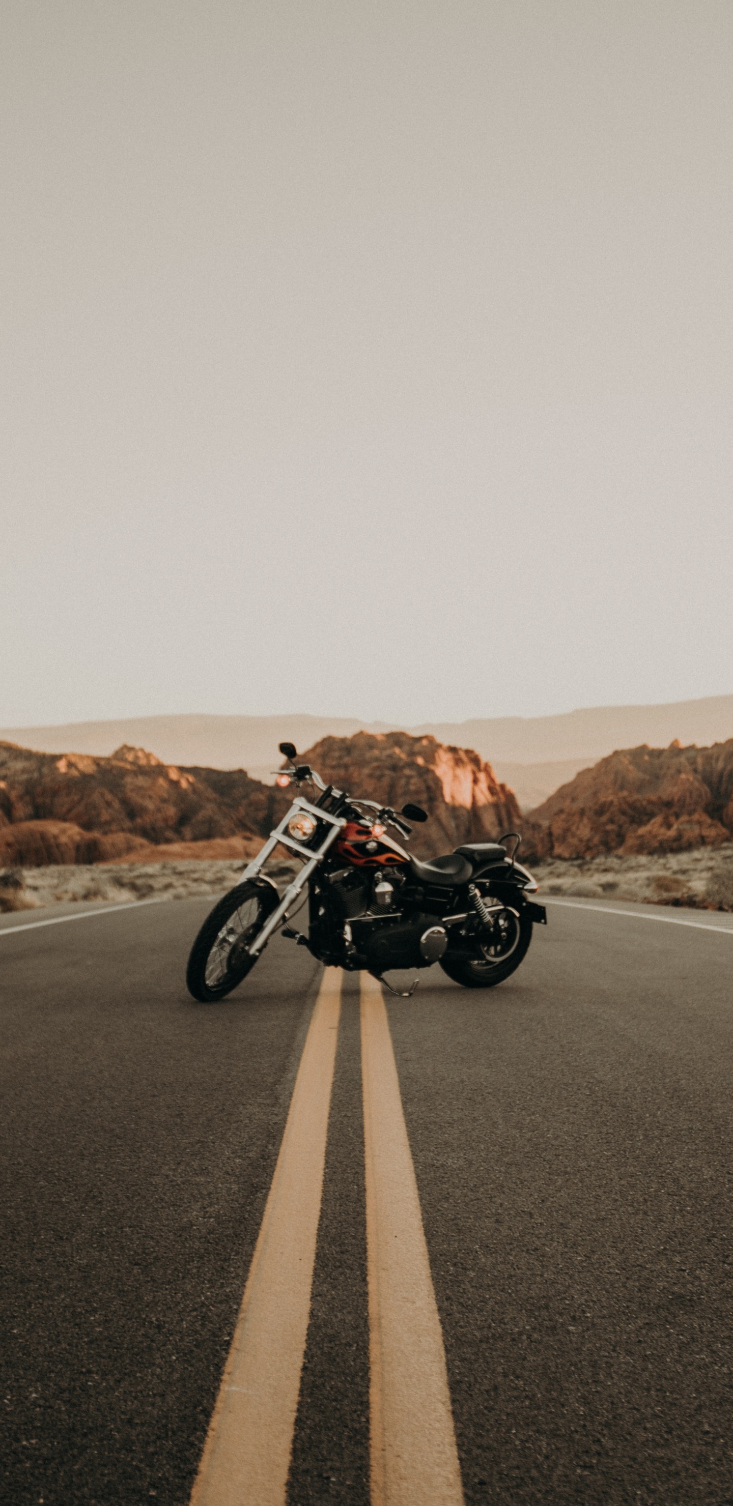 Motocicleta en Blanco y Negro en la Carretera Durante el Día. Wallpaper in 1440x2960 Resolution