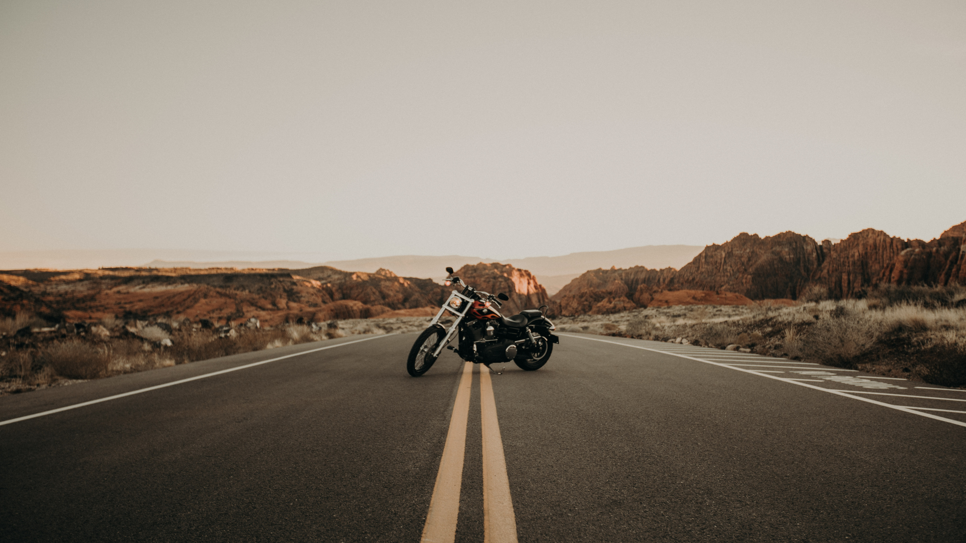 Motocicleta en Blanco y Negro en la Carretera Durante el Día. Wallpaper in 3840x2160 Resolution