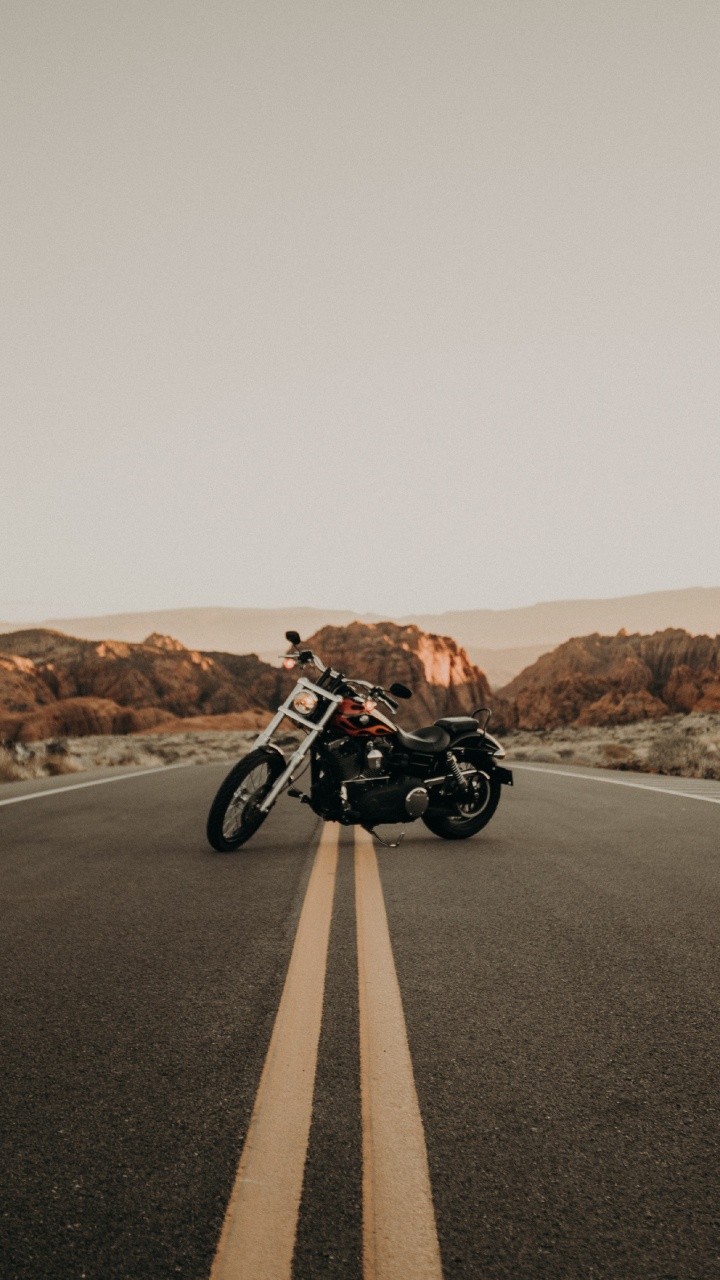 Motocicleta en Blanco y Negro en la Carretera Durante el Día. Wallpaper in 720x1280 Resolution