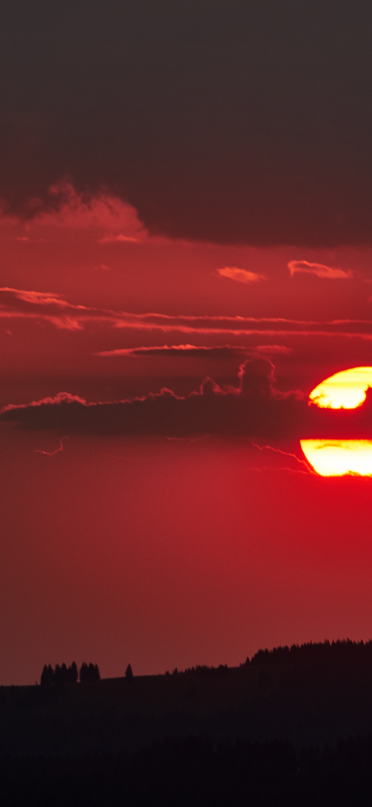 Silhouette Des Berges Bei Sonnenuntergang. Wallpaper in 1242x2688 Resolution