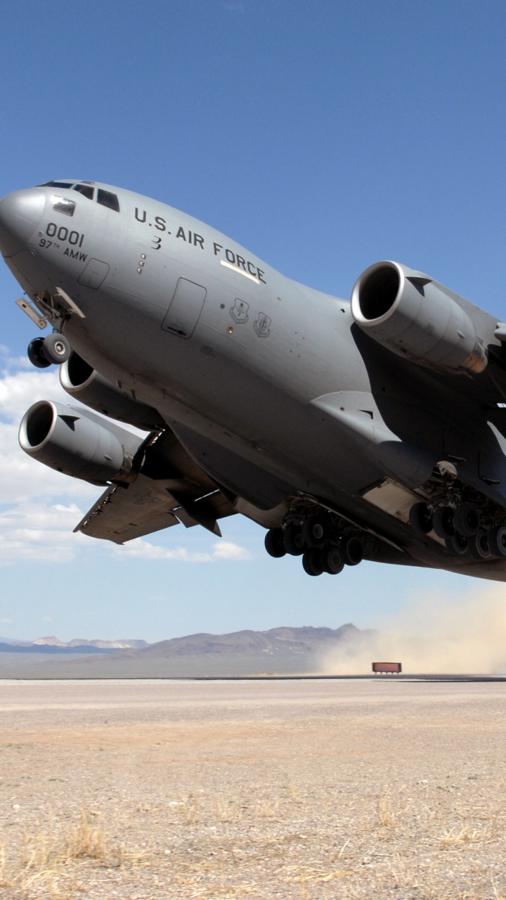 Avion de Chasse Gris Sur Champ Brun Pendant la Journée. Wallpaper in 720x1280 Resolution