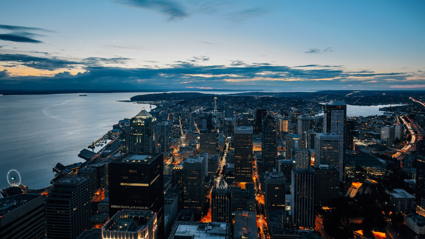 Horizon de la Ville Près D'un Plan D'eau Pendant la Nuit. Wallpaper in 1366x768 Resolution