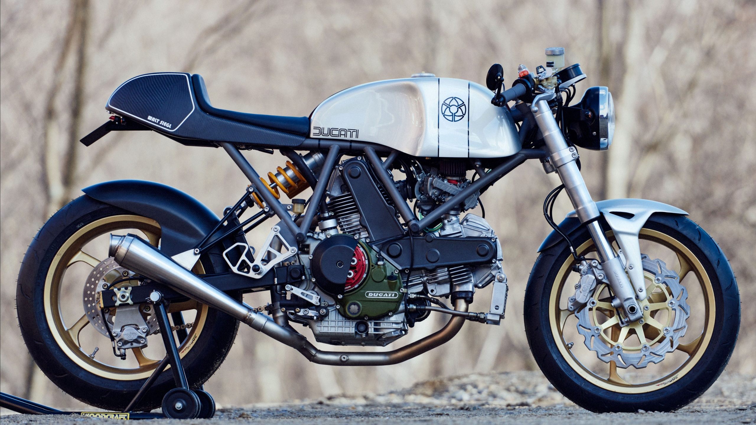 Schwarz-silbernes Cruiser-Motorrad. Wallpaper in 2560x1440 Resolution