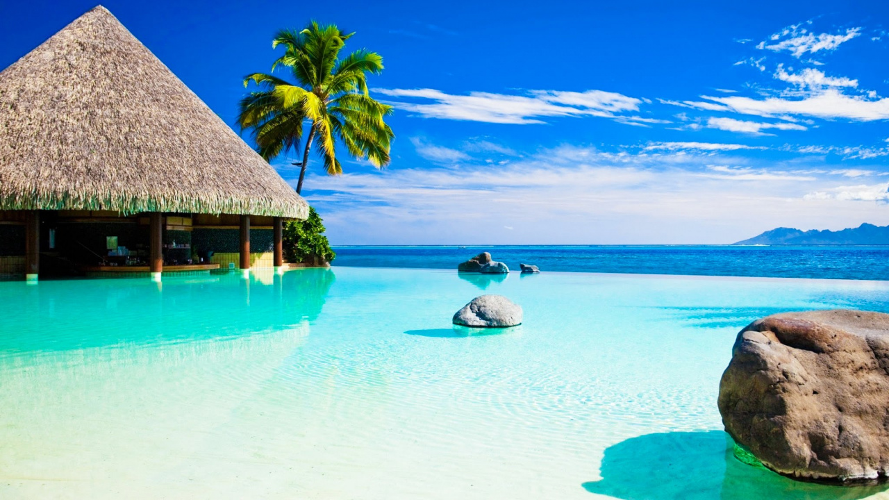 Maison de Plage en Bois Brun Sur la Plage de Sable Blanc Pendant la Journée. Wallpaper in 1280x720 Resolution