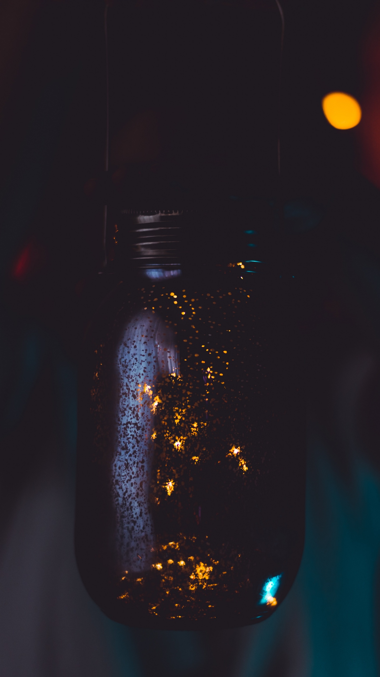 Botella de Vidrio Negro Con Luces Bokeh. Wallpaper in 1440x2560 Resolution