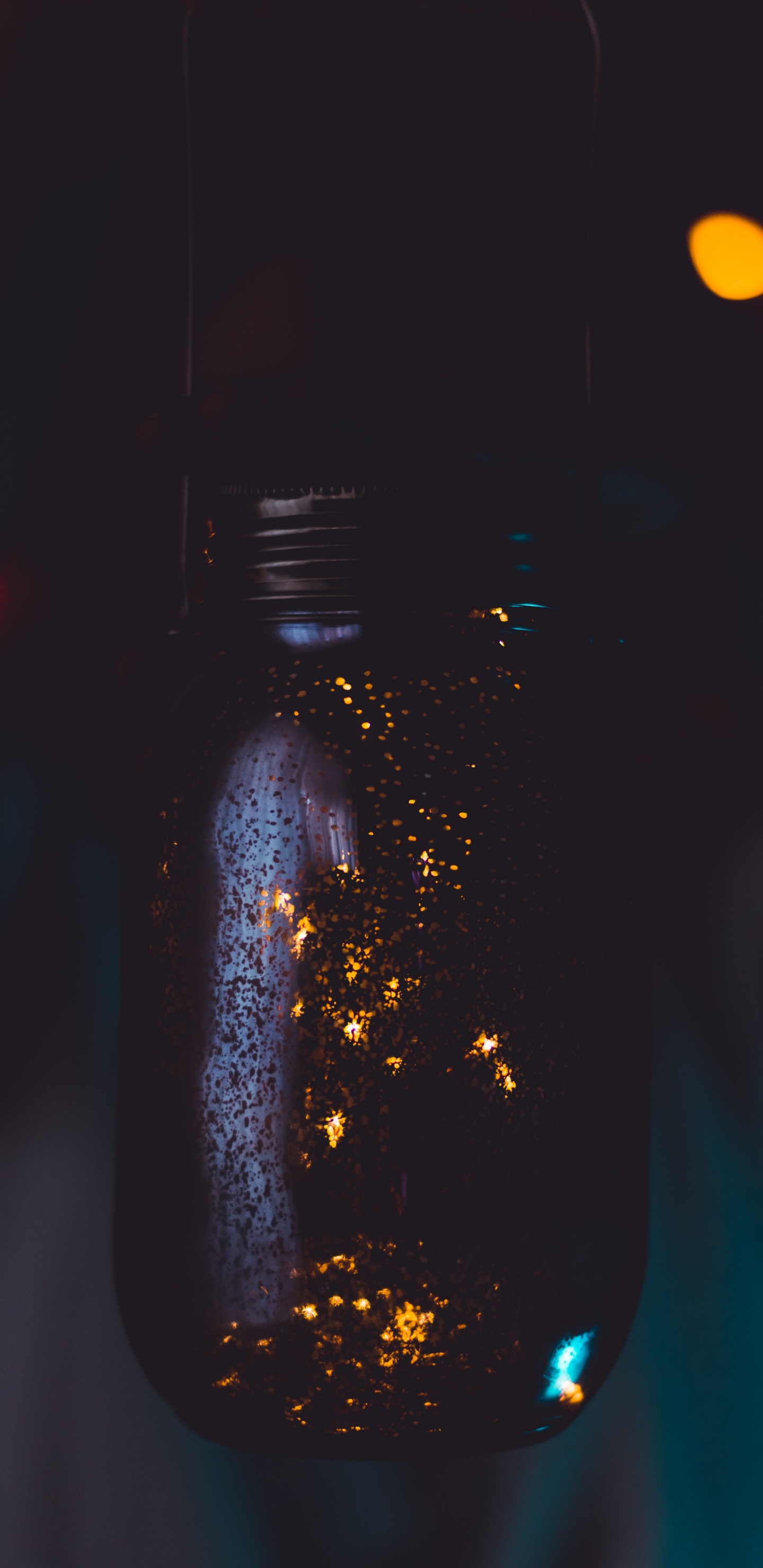 Botella de Vidrio Negro Con Luces Bokeh. Wallpaper in 1440x2960 Resolution