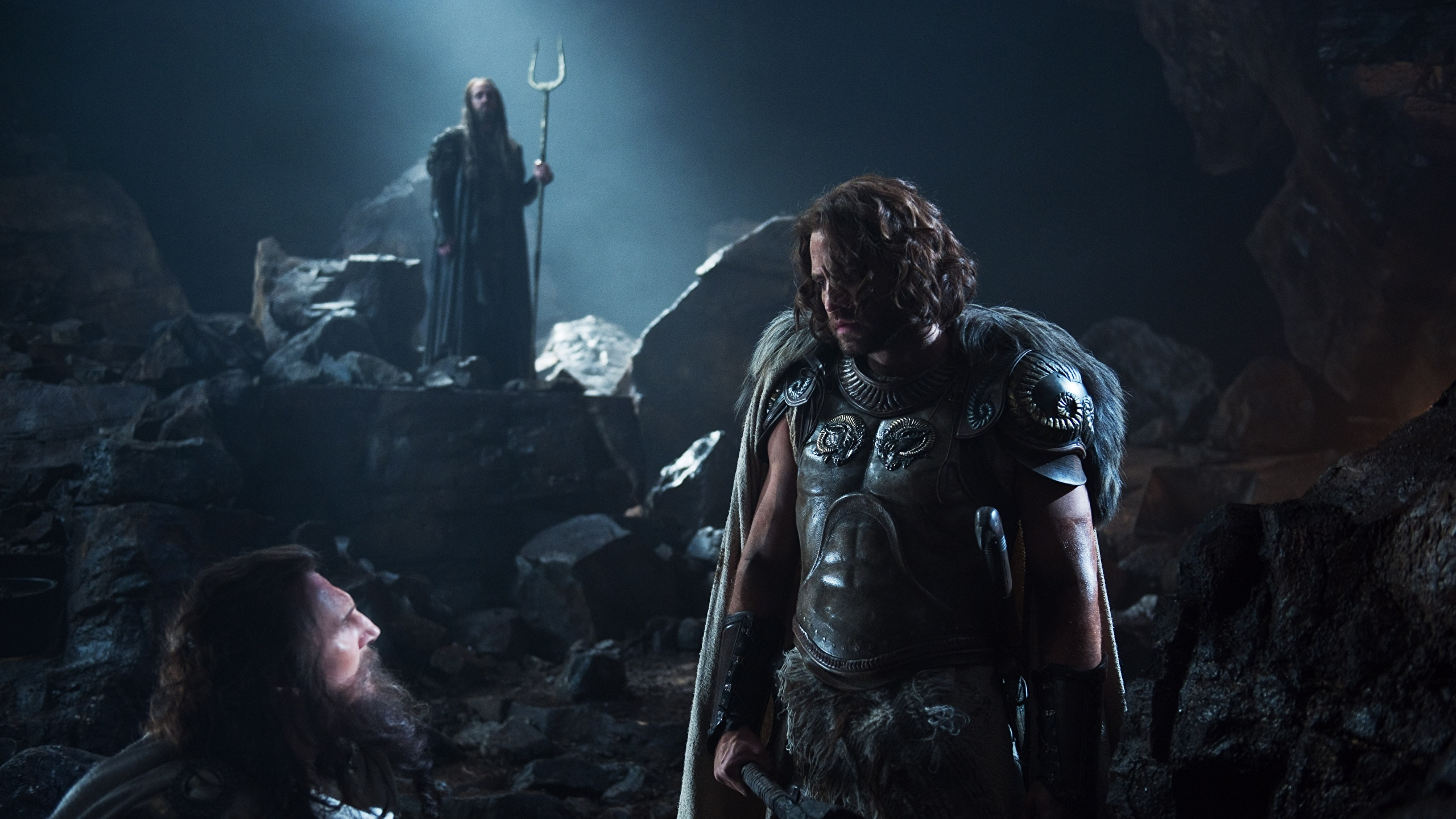 Mann in Schwarzer Lederjacke Steht Auf Felsen. Wallpaper in 2560x1440 Resolution