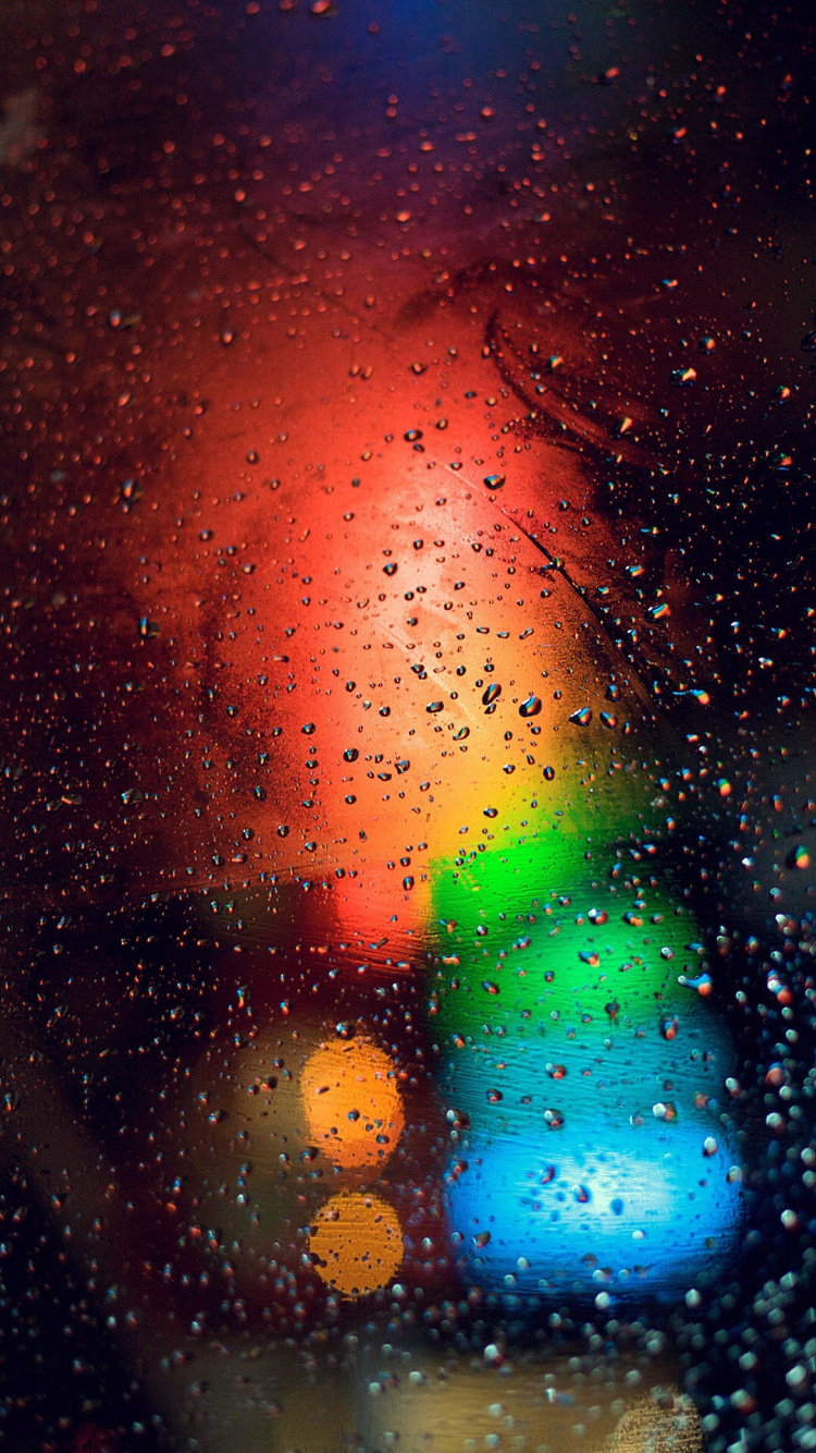 Wassertropfen Auf Glas Während Der Nacht. Wallpaper in 750x1334 Resolution