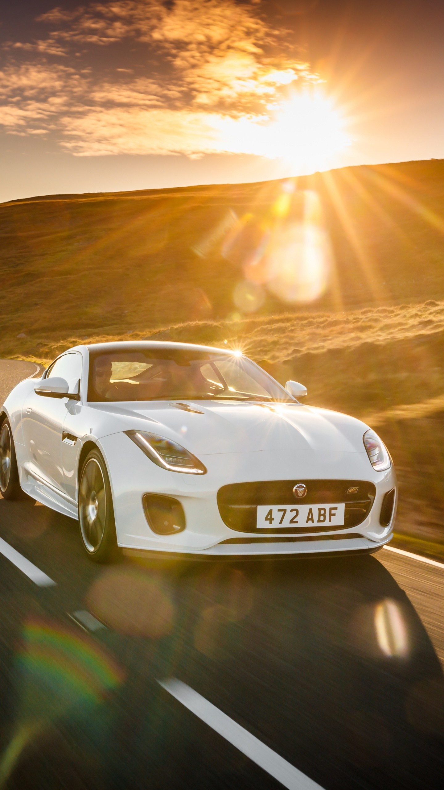 Audi r 8 Blanche Sur Route Pendant la Journée. Wallpaper in 1440x2560 Resolution