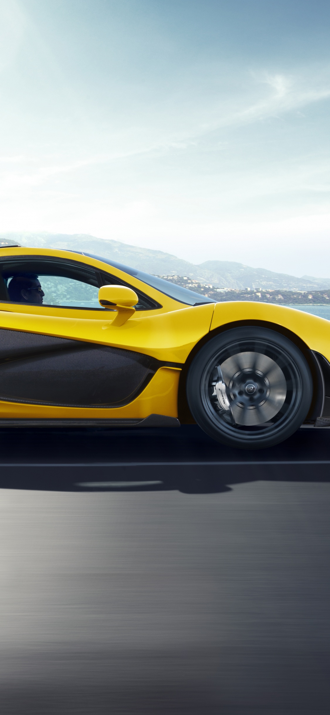 Gelber Ferrari 458 Italia Unterwegs. Wallpaper in 1125x2436 Resolution