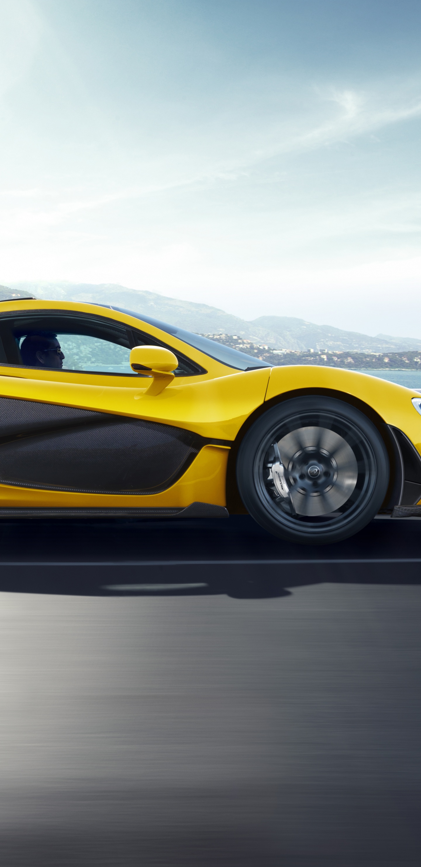 Gelber Ferrari 458 Italia Unterwegs. Wallpaper in 1440x2960 Resolution