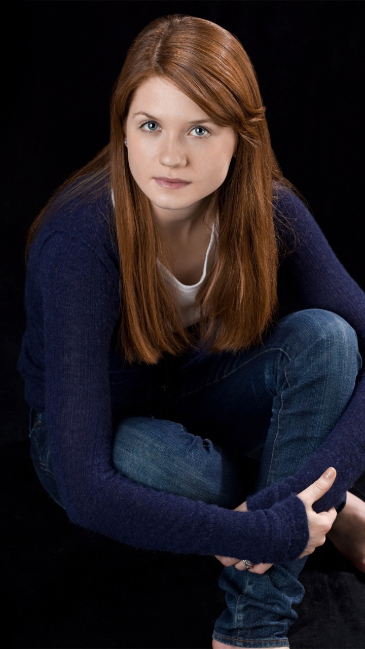 Woman in Gray Long Sleeve Shirt and Blue Denim Jeans. Wallpaper in 720x1280 Resolution