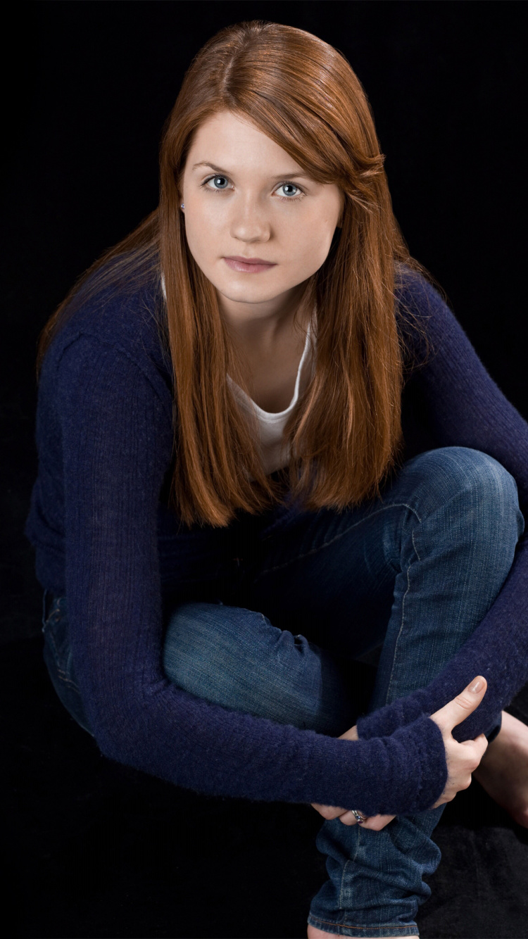 Mujer en Camisa de Manga Larga Gris y Jeans Azules. Wallpaper in 750x1334 Resolution