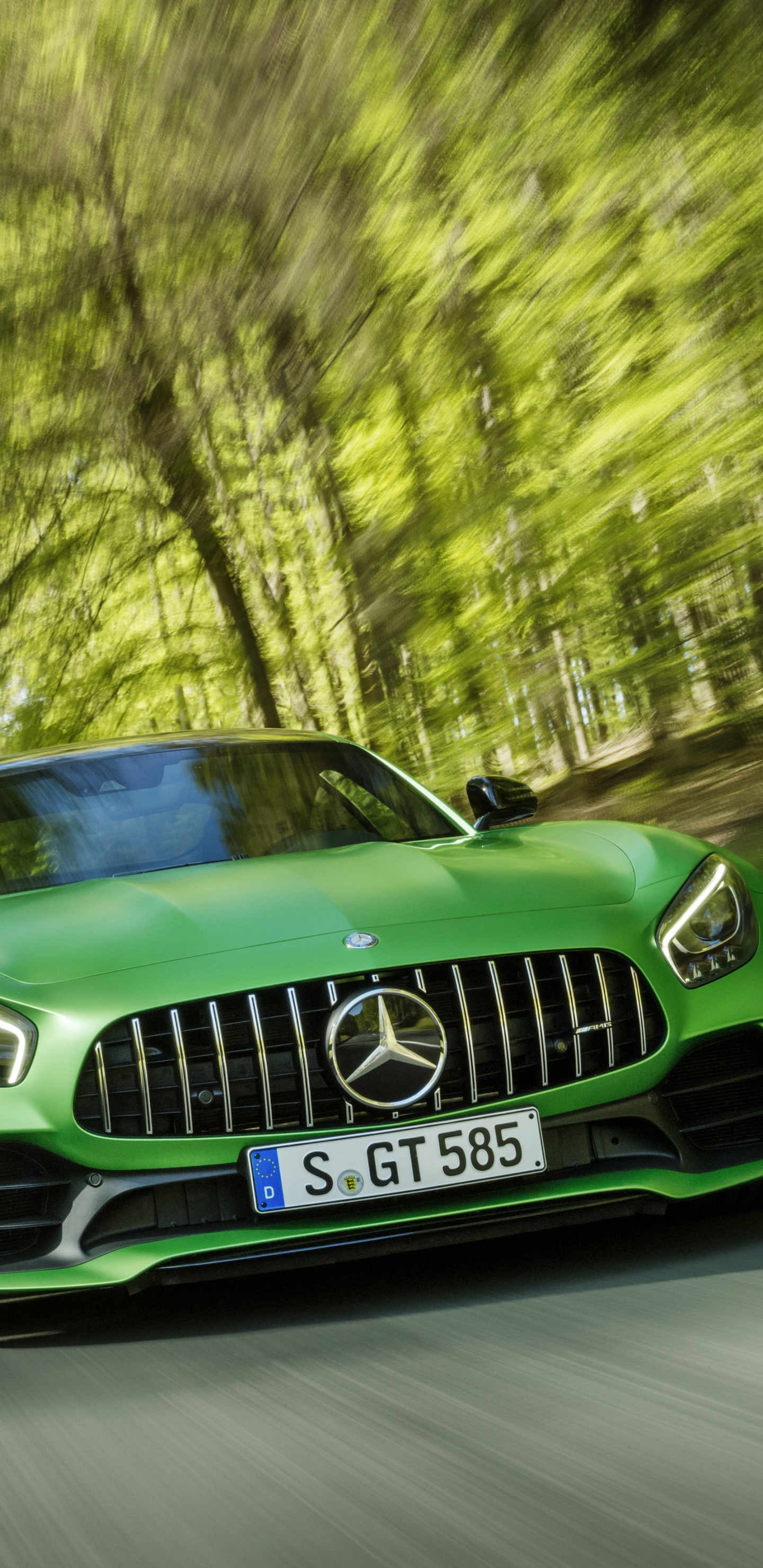 Grünes Mercedes Benz Auto Tagsüber Unterwegs. Wallpaper in 1440x2960 Resolution