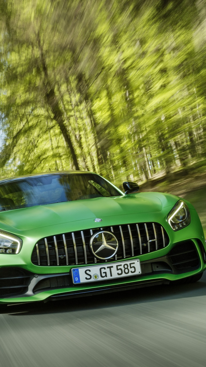 Voiture Mercedes Benz Verte Sur Route Pendant la Journée. Wallpaper in 720x1280 Resolution