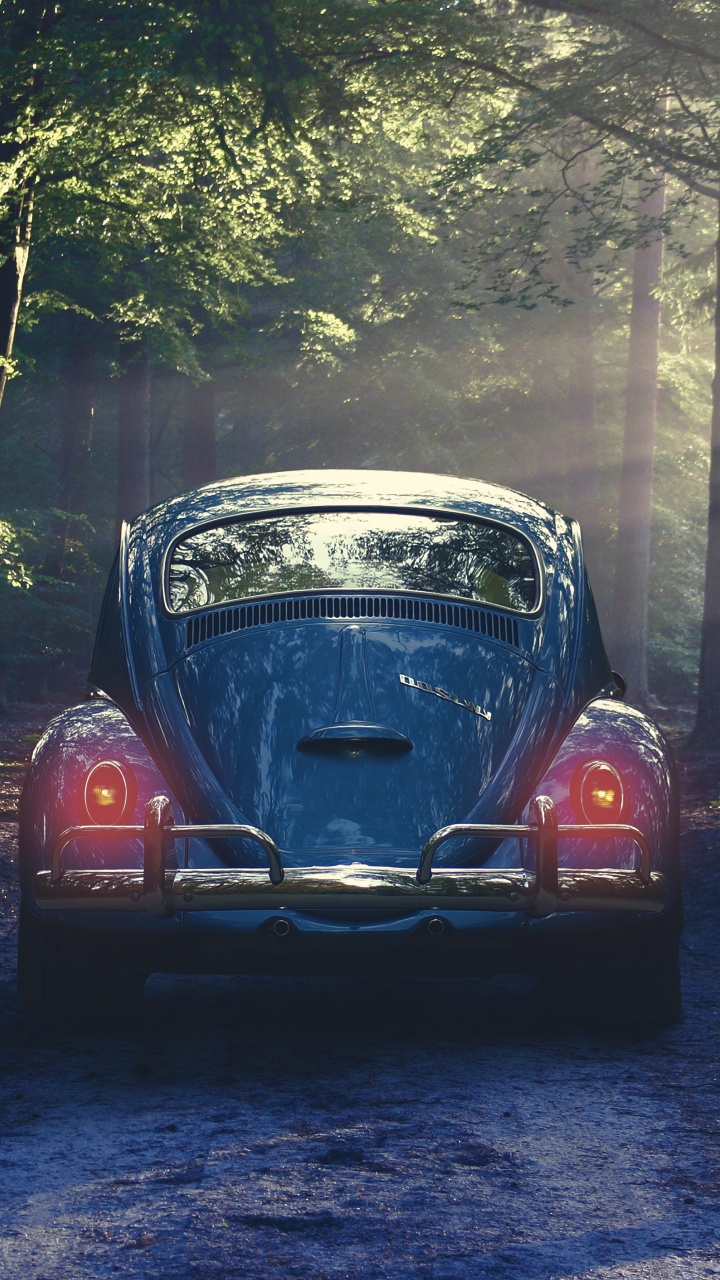 Volkswagen Beetle Rouge Garée Sur le Bord de la Route. Wallpaper in 720x1280 Resolution