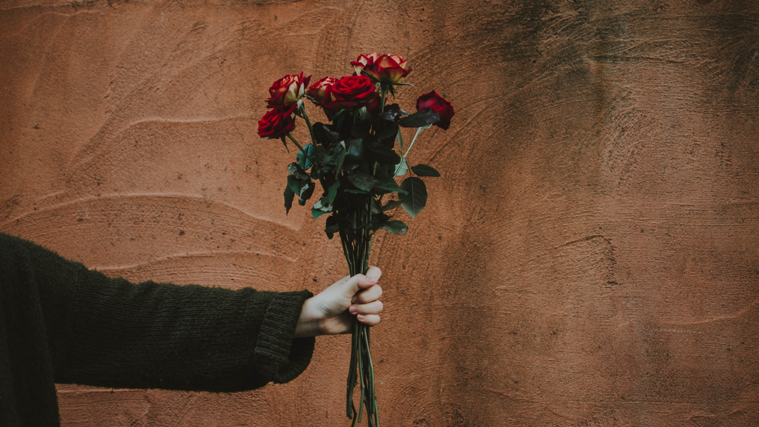 Red Rose Bouquet on Brown Textile. Wallpaper in 2560x1440 Resolution