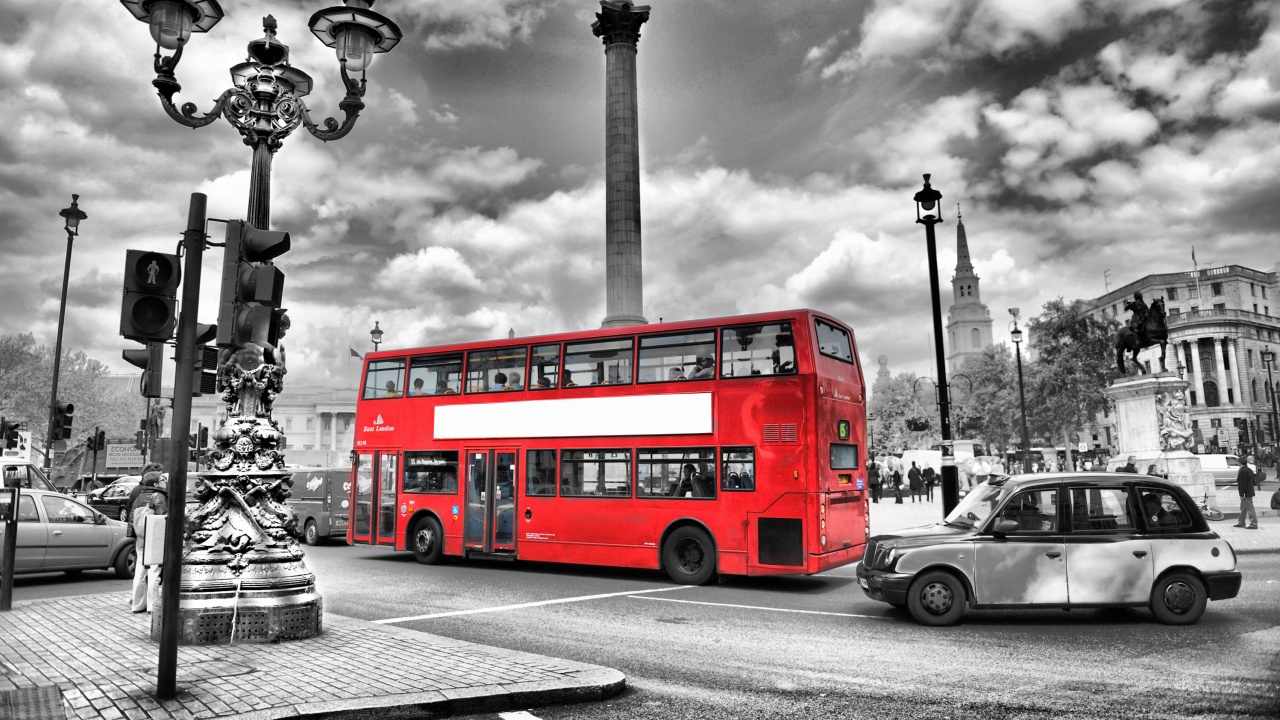 Roter Doppeldeckerbus Tagsüber Unterwegs. Wallpaper in 1280x720 Resolution