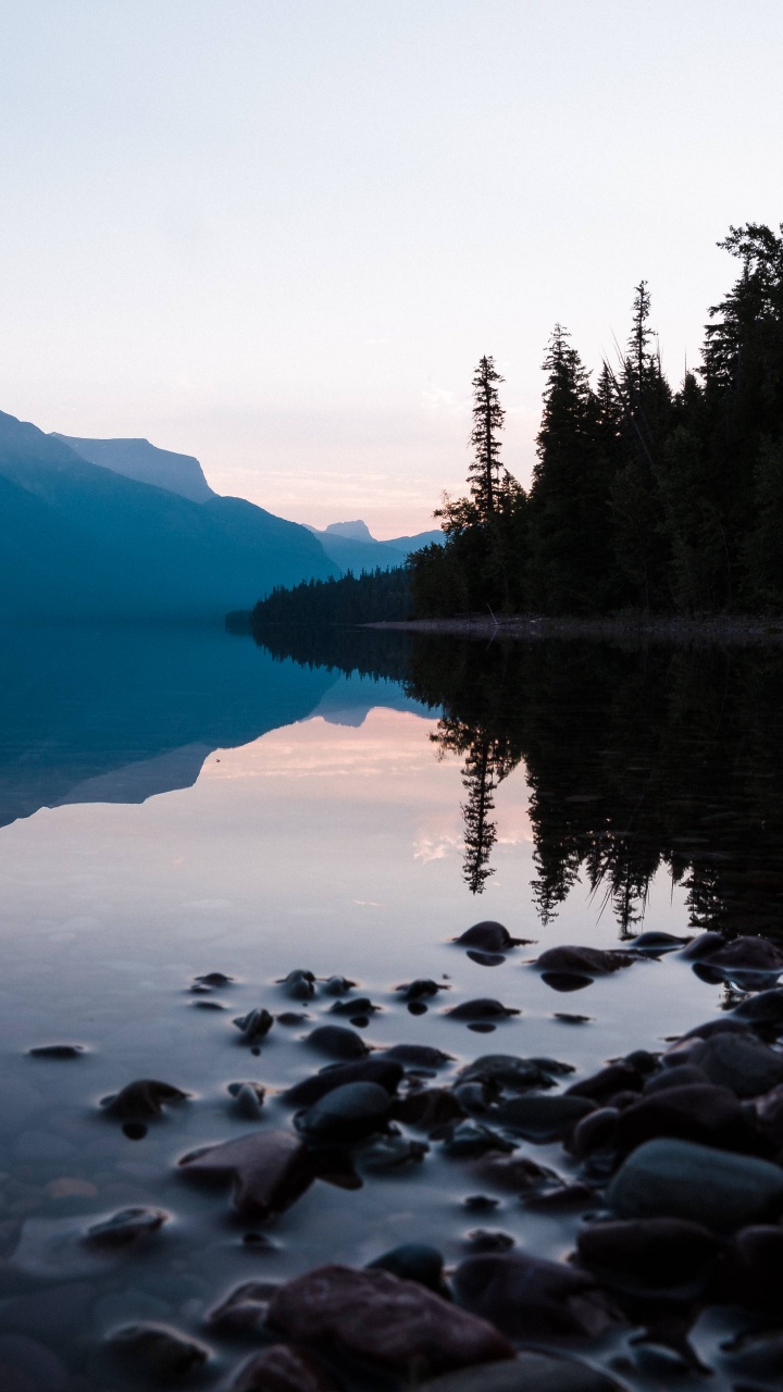 Montaña Verde Cerca Del Lago Durante el Día. Wallpaper in 720x1280 Resolution