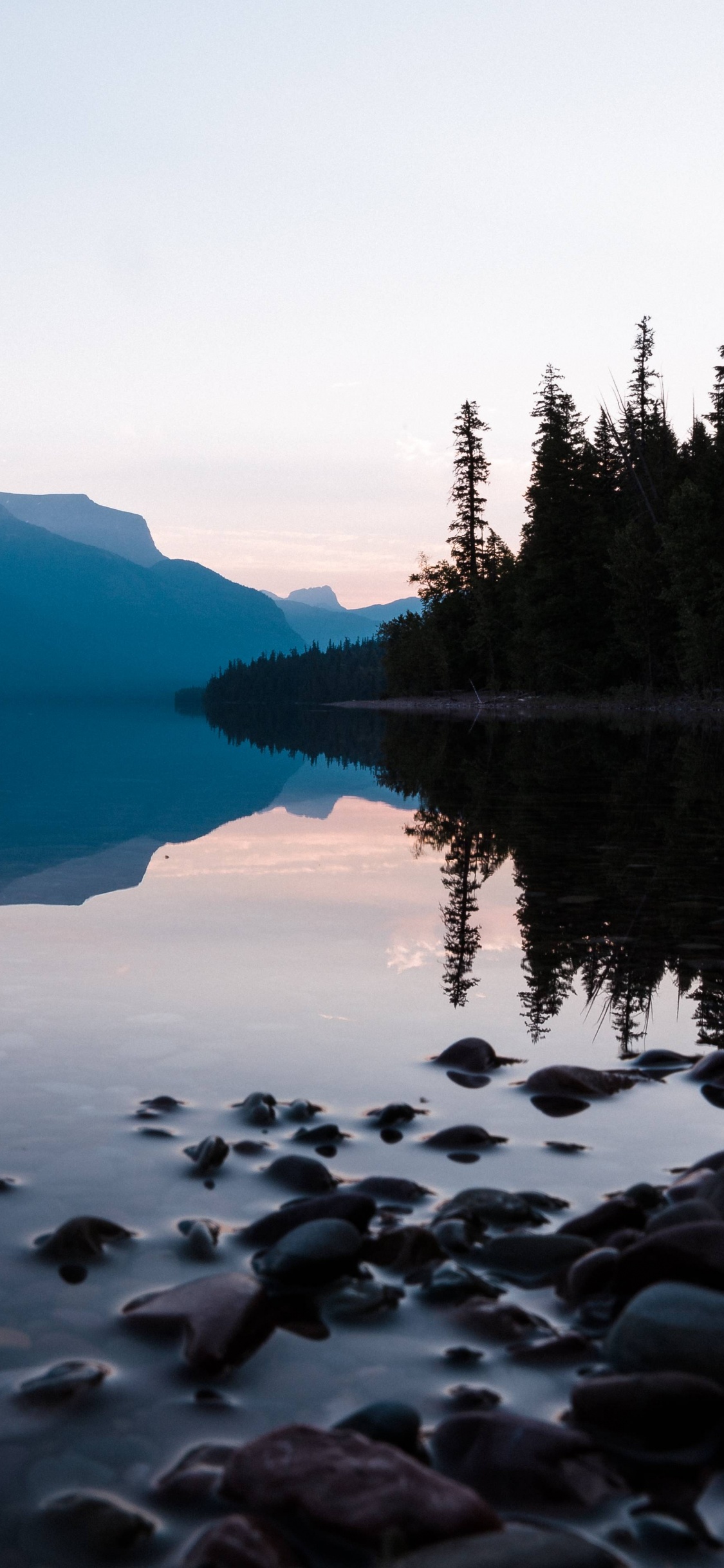 Green Mountain Near Lake During Daytime. Wallpaper in 1125x2436 Resolution