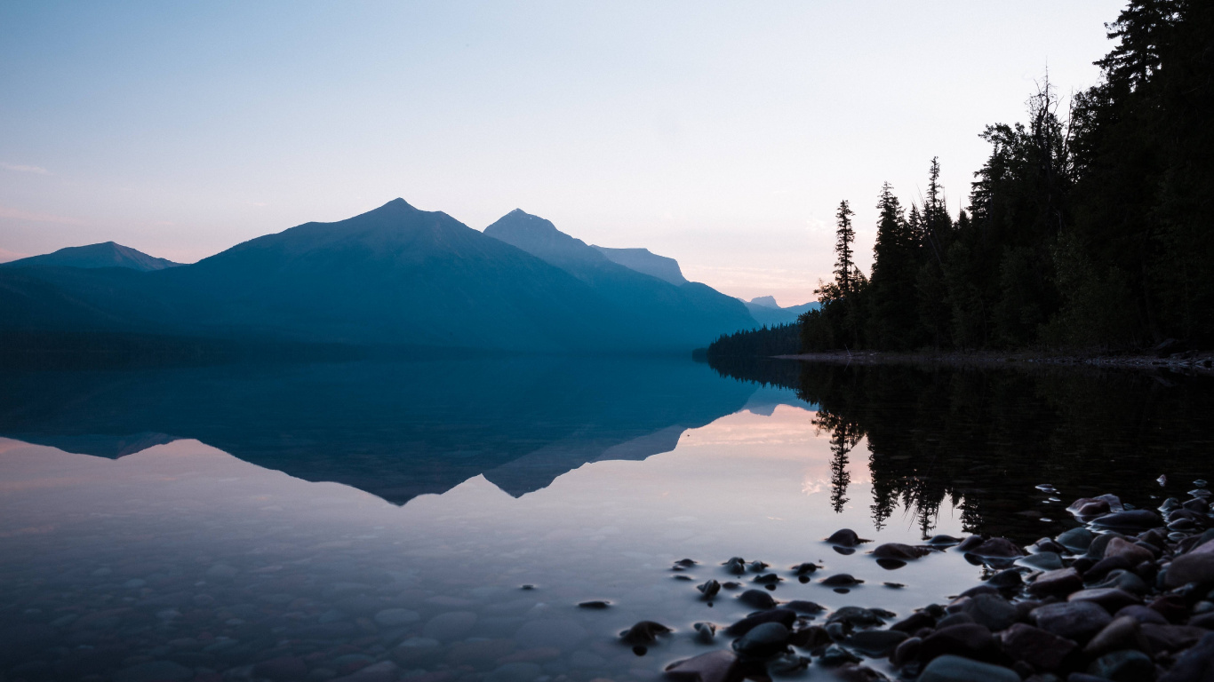 Green Mountain Near Lake During Daytime. Wallpaper in 1366x768 Resolution