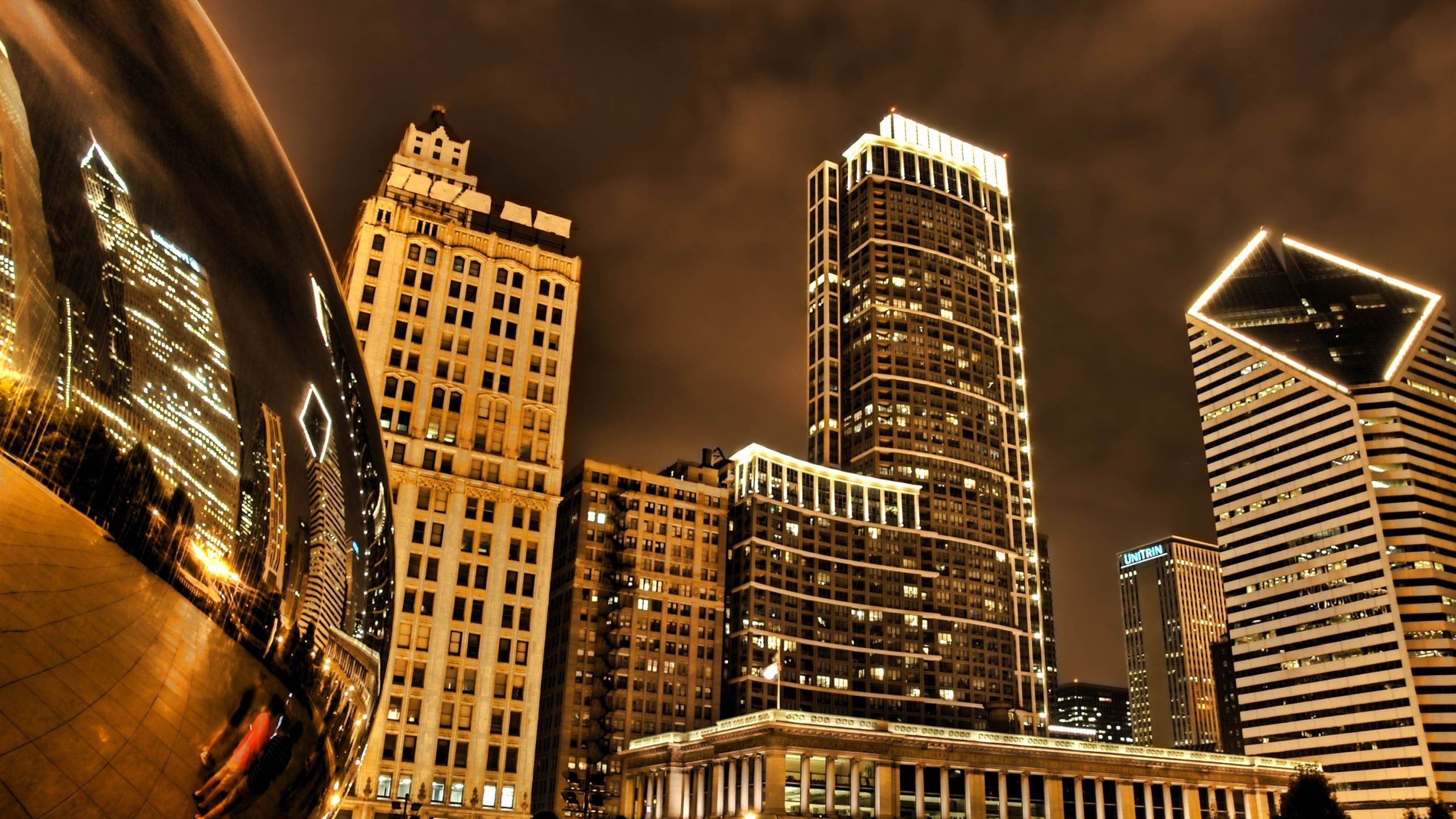 Edificio de Gran Altura Durante la Noche. Wallpaper in 2560x1440 Resolution