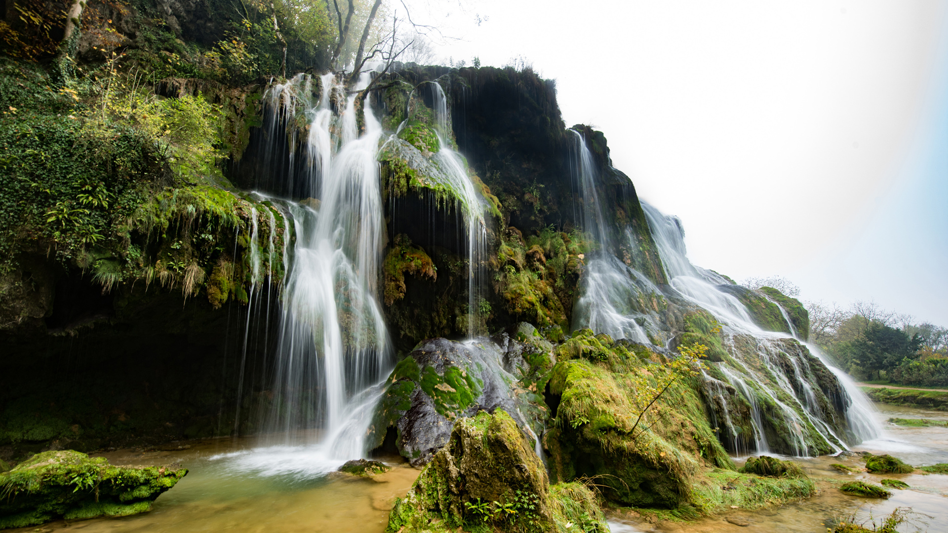 Cascadas en la Montaña Rocosa Marrón Durante el Día. Wallpaper in 1920x1080 Resolution