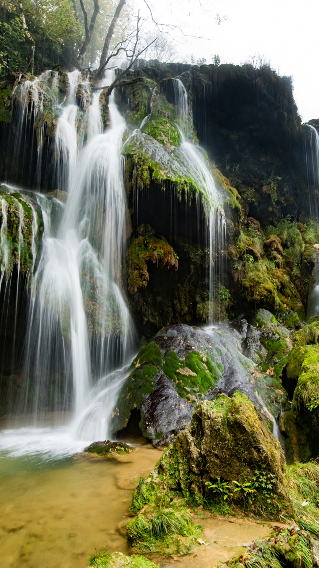 Wasserfälle Auf Braunem Felsigem Berg Tagsüber. Wallpaper in 1080x1920 Resolution