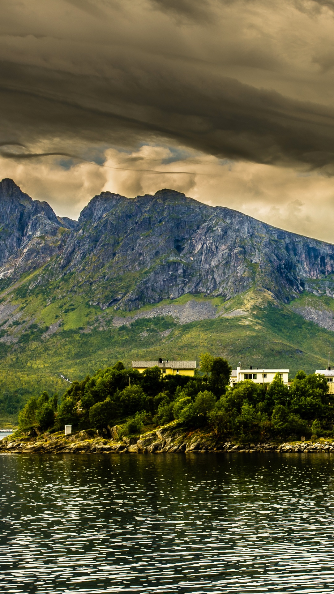 Bateau Blanc Sur un Plan D'eau Près de la Montagne Verte Pendant la Journée. Wallpaper in 1080x1920 Resolution