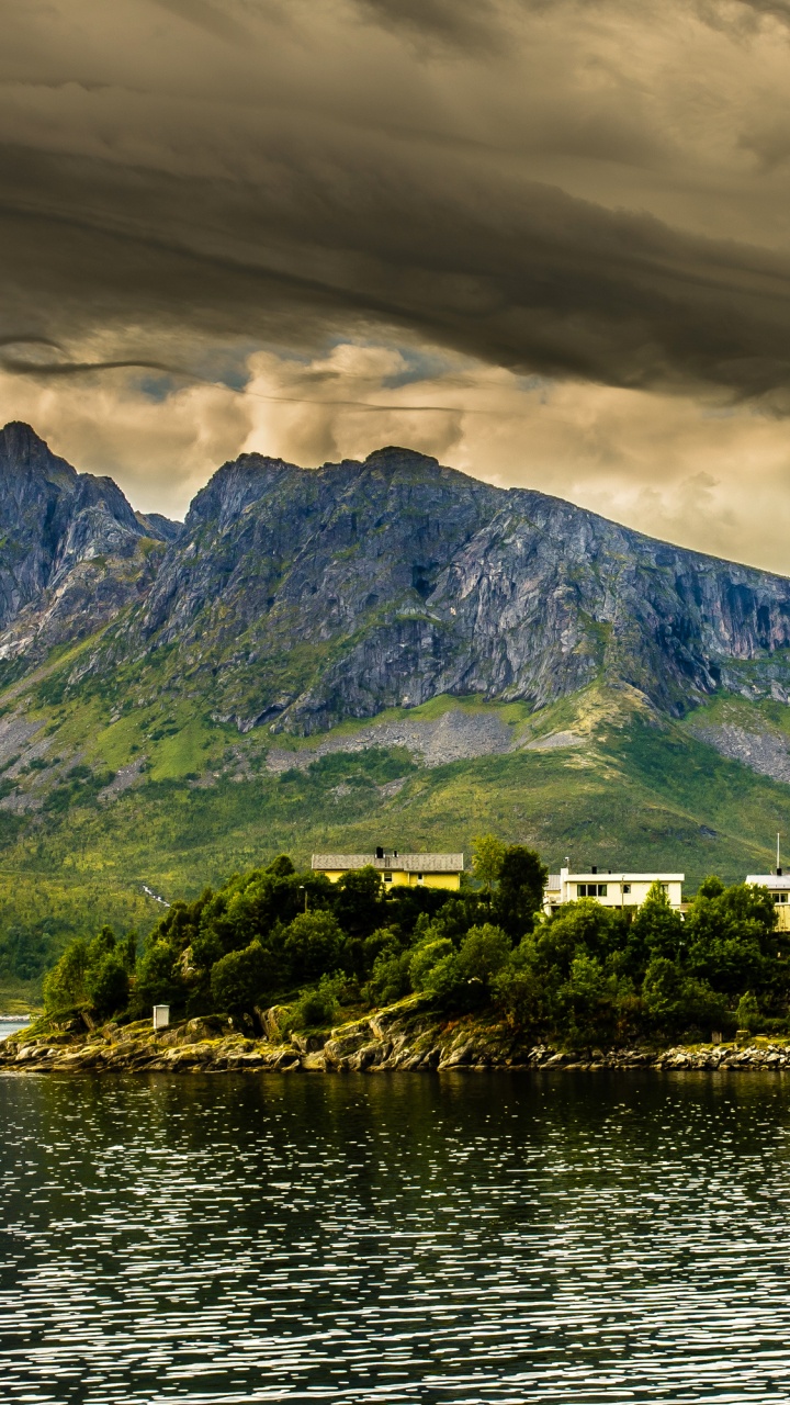 Bateau Blanc Sur un Plan D'eau Près de la Montagne Verte Pendant la Journée. Wallpaper in 720x1280 Resolution