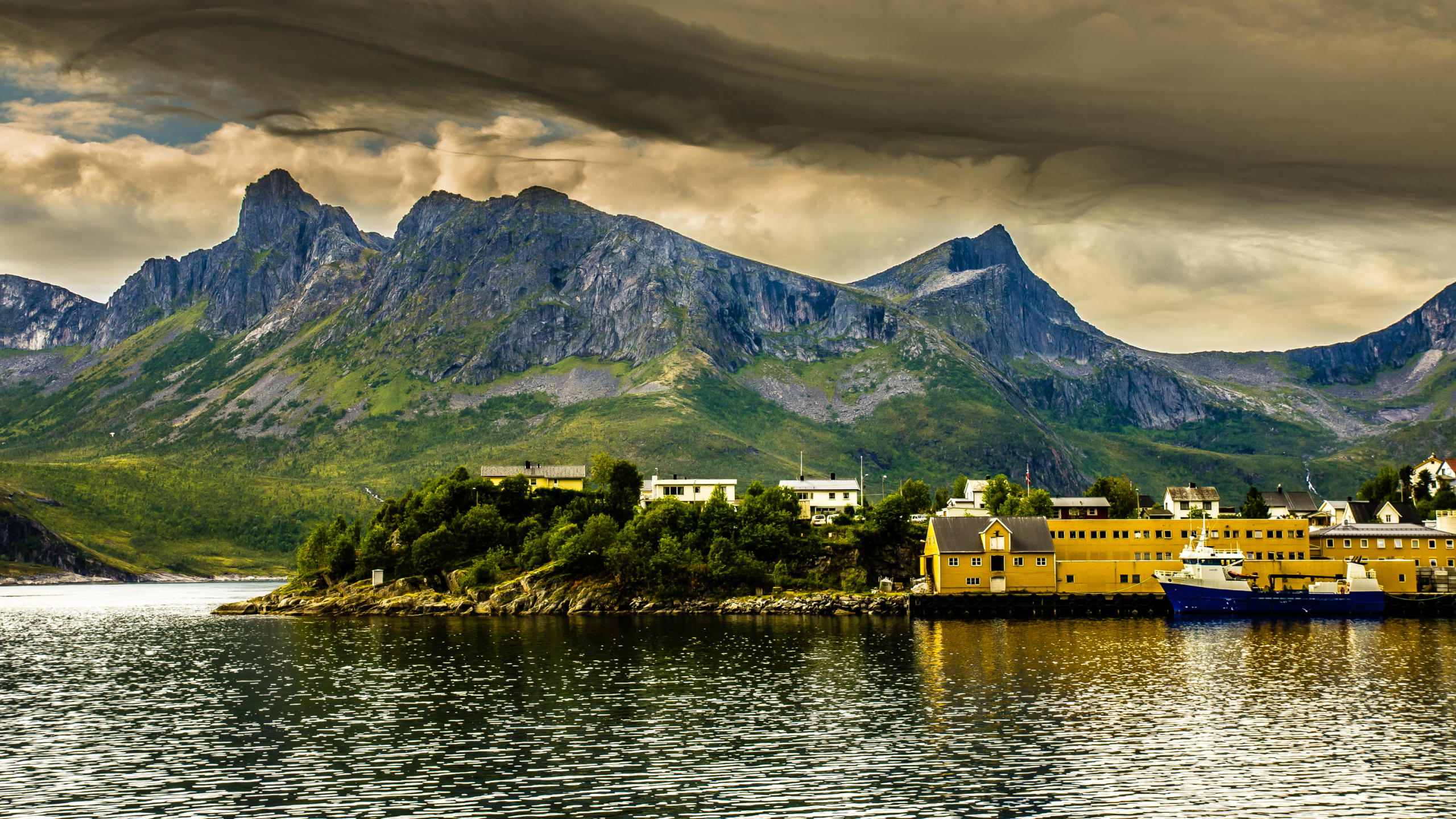 White Boat on Body of Water Near Green Mountain During Daytime. Wallpaper in 2560x1440 Resolution