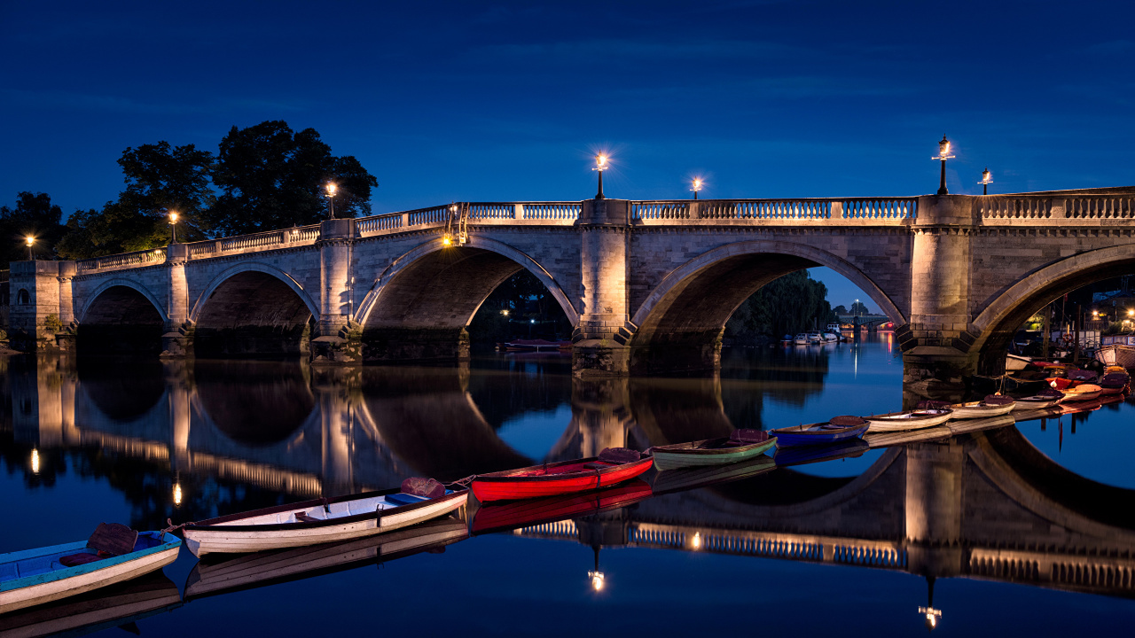 Braunes Und Rotes Boot Auf Dem Fluss Unter Der Brücke Während Der Nacht. Wallpaper in 1280x720 Resolution