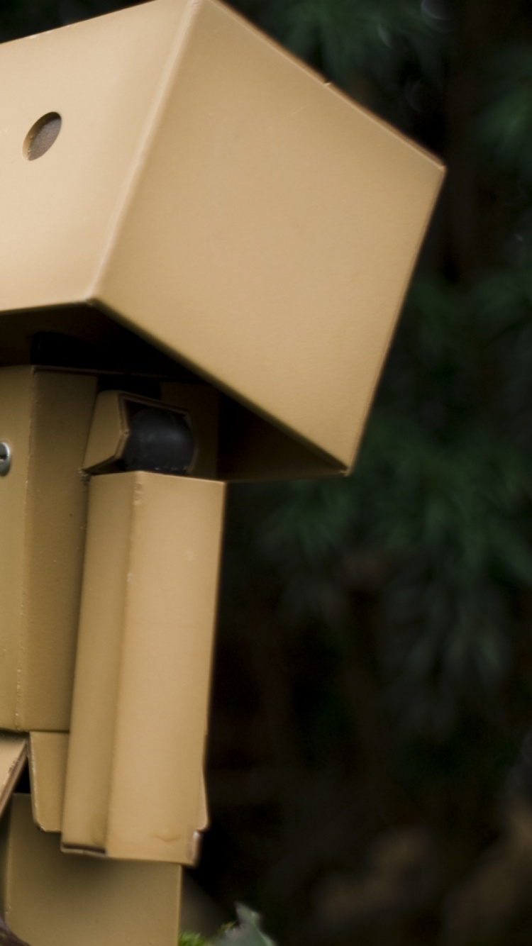 Casa de Pájaros de Madera Marrón Sobre Hojas Verdes. Wallpaper in 750x1334 Resolution