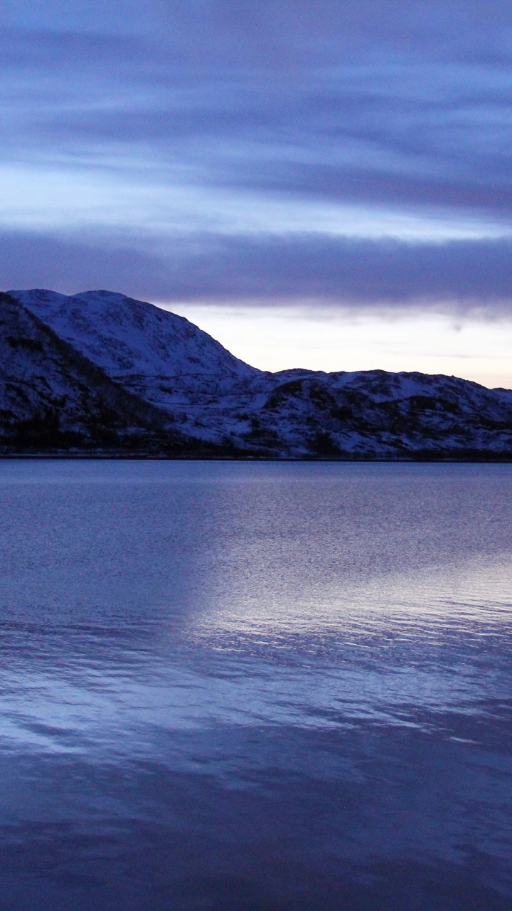Cuerpo de Agua Cerca de la Montaña Bajo el Cielo Nublado Durante el Día. Wallpaper in 720x1280 Resolution