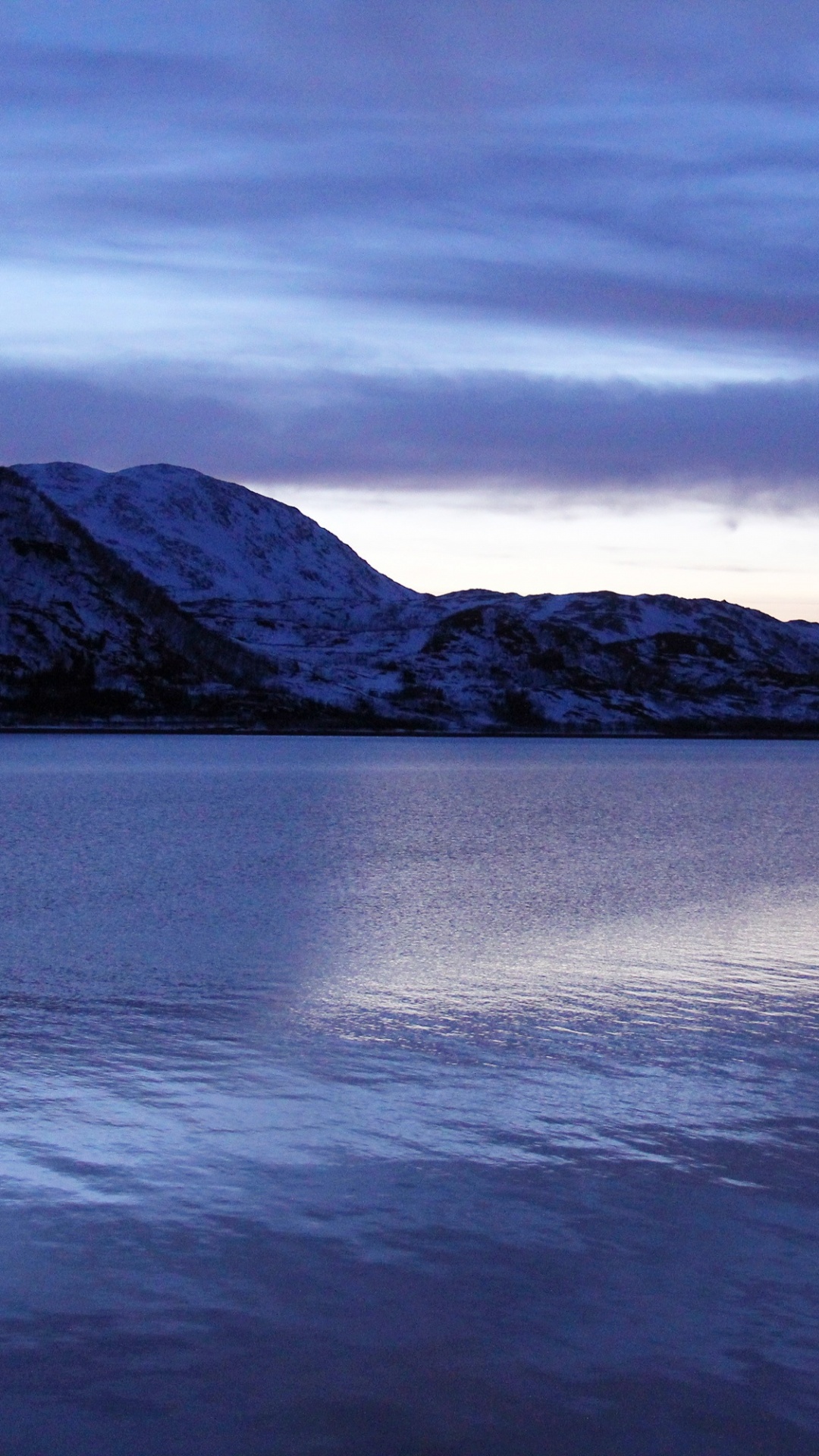 Plan D'eau Près de la Montagne Sous un Ciel Nuageux Pendant la Journée. Wallpaper in 1080x1920 Resolution