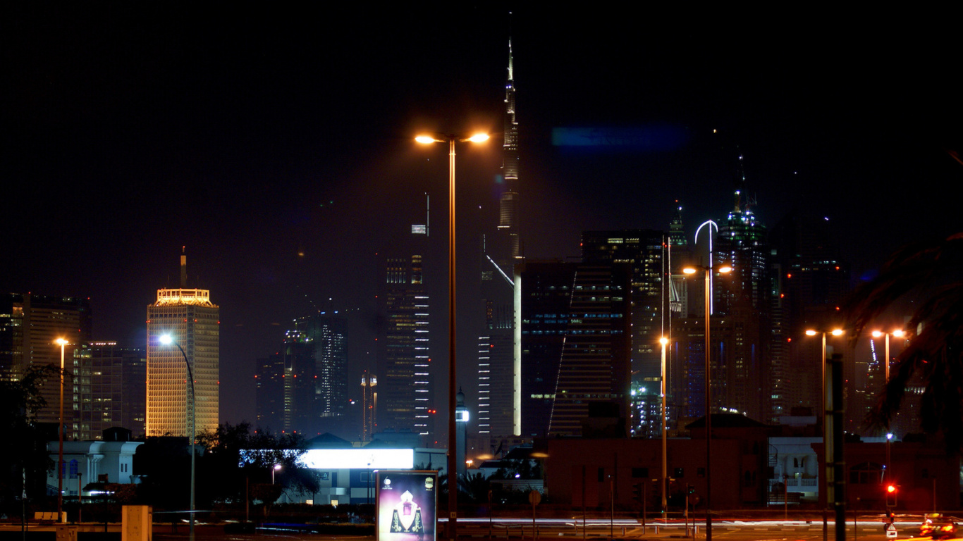 Coches en la Carretera Cerca de Los Edificios de la Ciudad Durante la Noche. Wallpaper in 1366x768 Resolution