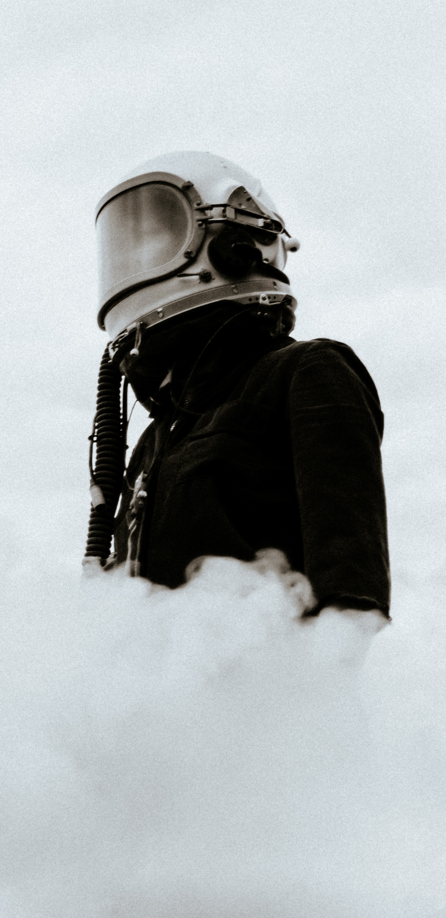 Photo en Niveaux de Gris D'un Homme en Veste Noire et Casque. Wallpaper in 1440x2960 Resolution